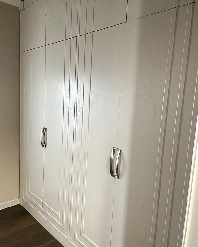 Встроенные распашные шкафы-Встроенный распашной шкаф в спальню «Модель 28»-фото3
